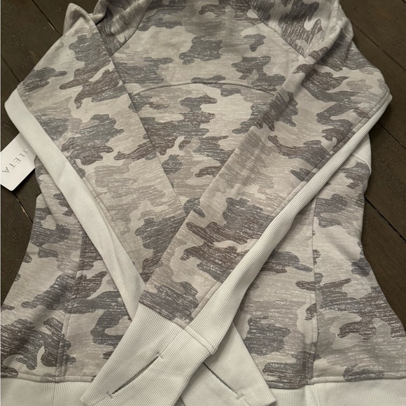 NWT Athleta Triumph Printed Hoodie - Medium - Picture 6 of 13